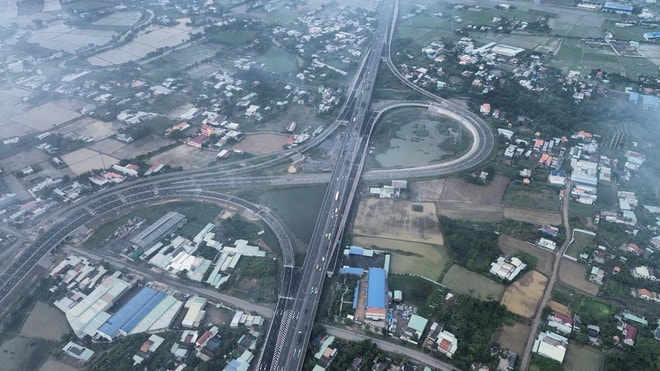 TP.HCM và Long An đang đẩy mạnh hoàn thiện hạ tầng giao thông liên kết vùng. (Ảnh: TTXVN)